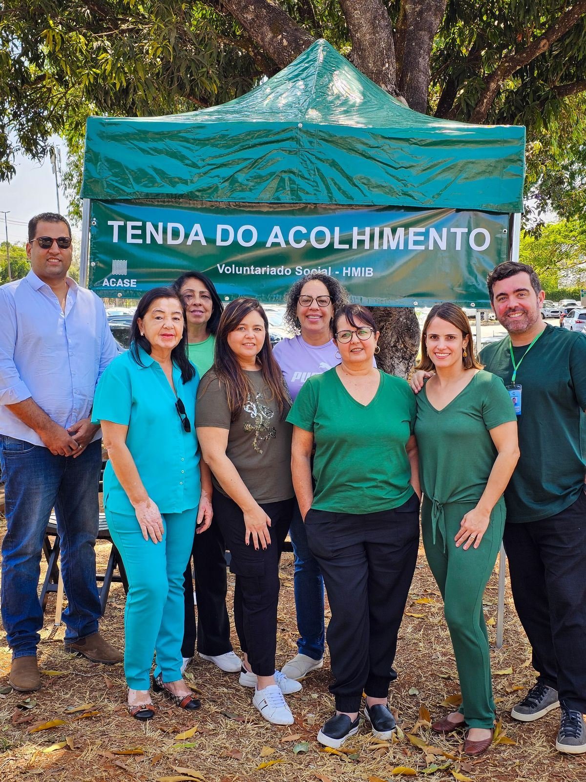 Equipe de voluntários sob a Tenda do Acolhimento, no HMIB.