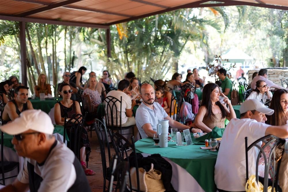Convidados à mesa na Feijoada Solidária da ACASE.
